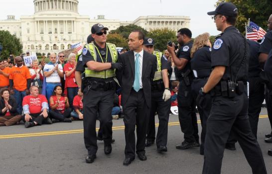 Arrestan a ocho congresistas de EE.UU. que pedían reforma migratoria