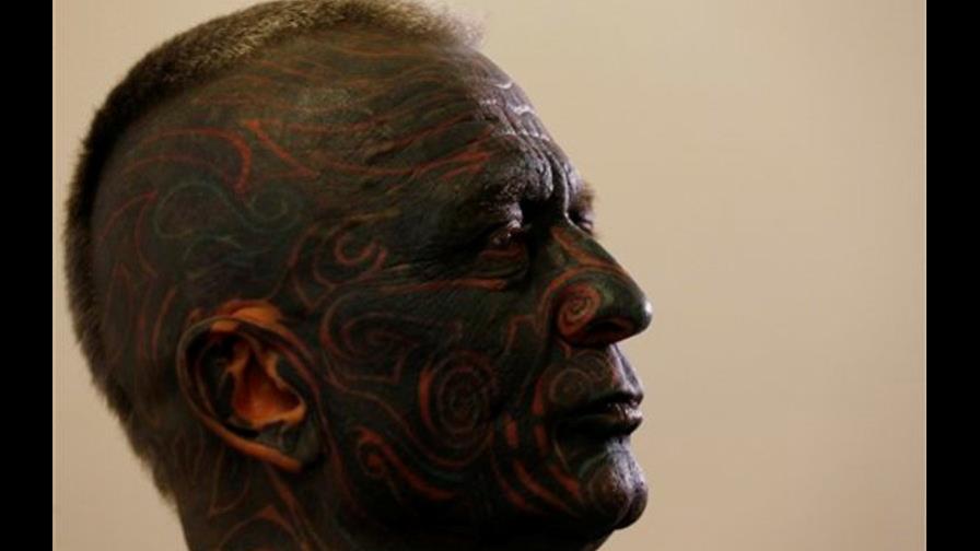 Artista tatuado busca presidencia checa
