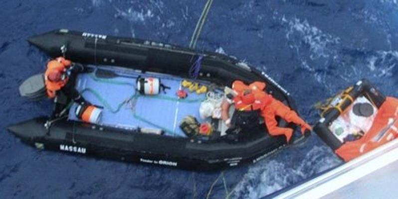 Cinco muertos y tres heridos al caer al mar un bote de un crucero en Canarias