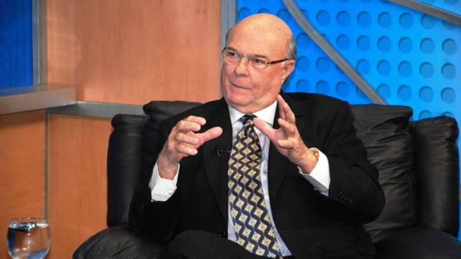 Hipólito Mejía advierte no permitirán que se roben al PRD