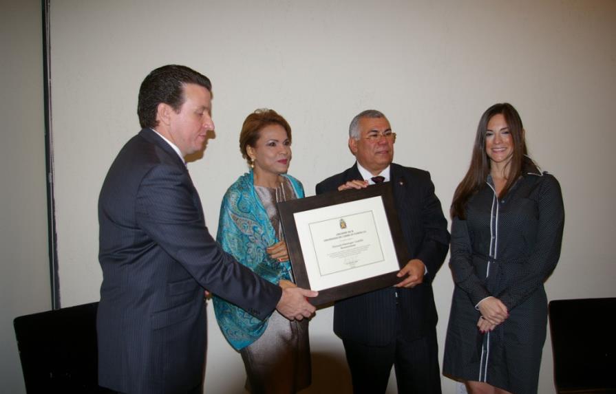 UniCaribe reconoce al excónsul de Miami Manuel Almánzar