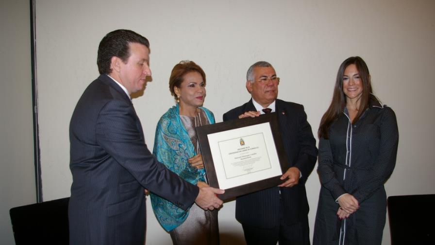 UniCaribe reconoce al excónsul de Miami Manuel Almánzar