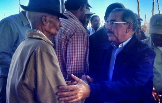 Danilo Medina se reúne con productores de vegetales de Las Matas de Farfán