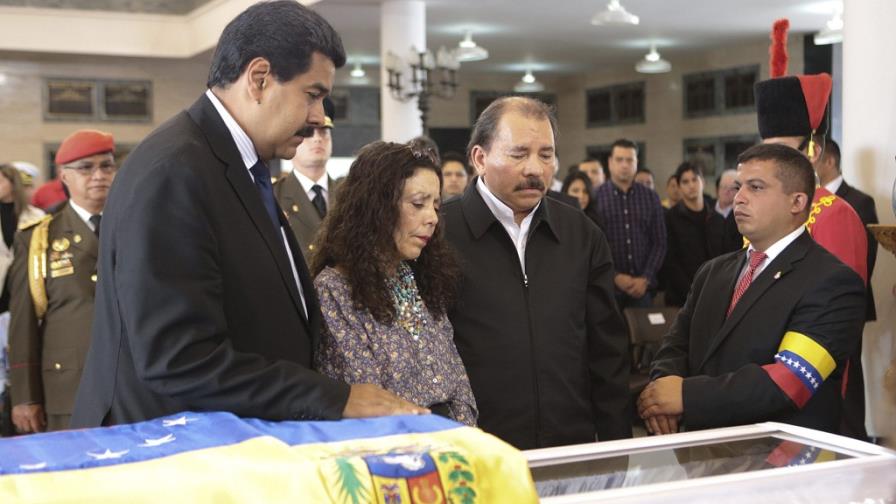 Homenajes y actos religiosos sin descanso ante la capilla ardiente de Chávez