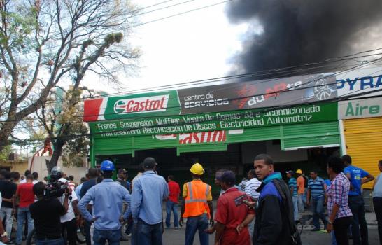 Controlan fuego que afectó negocio ubicado en la avenida 27 de Febrero