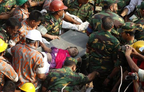 Rescatan a una mujer tras 16 días del derrumbe en Bangladesh