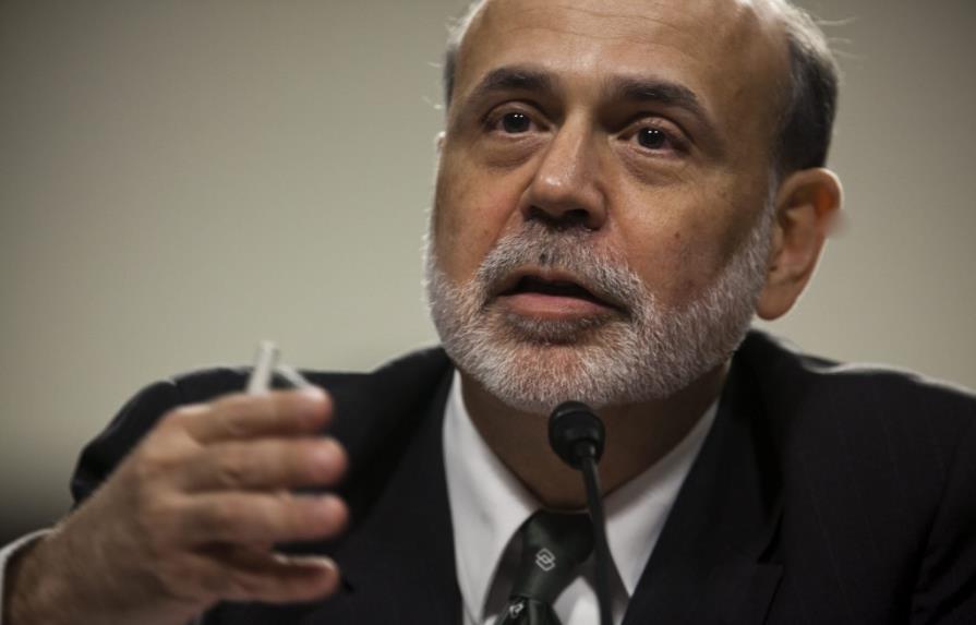 Bernanke dice que Fed vigila excesiva toma de riesgos ante bajas tasas de interés