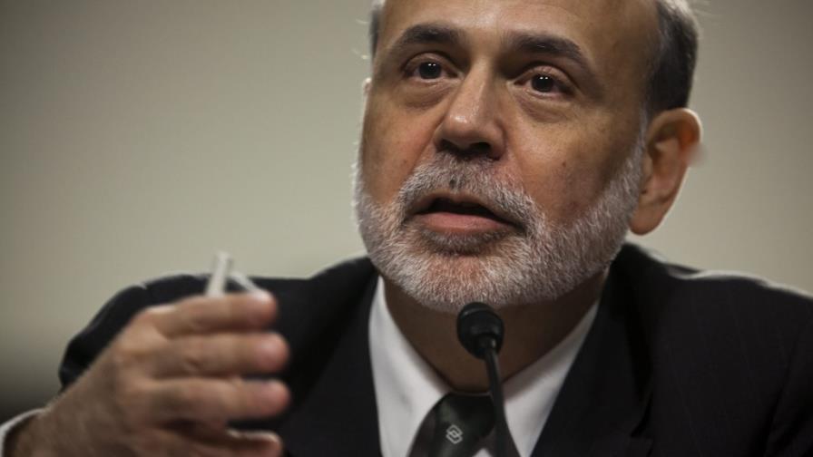 Bernanke dice que Fed vigila excesiva toma de riesgos ante bajas tasas de interés