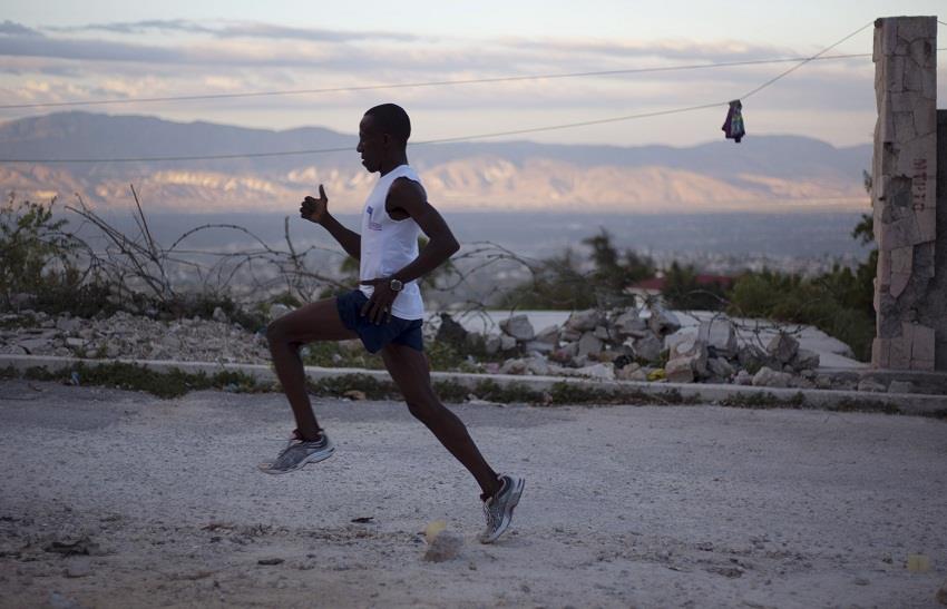 Sean Penn ayuda a haitianos para que corran en Nueva York