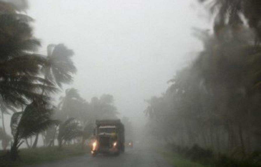 Residentes en Barahona se mantienen alertas por Chantal; caen fuertes aguaceros