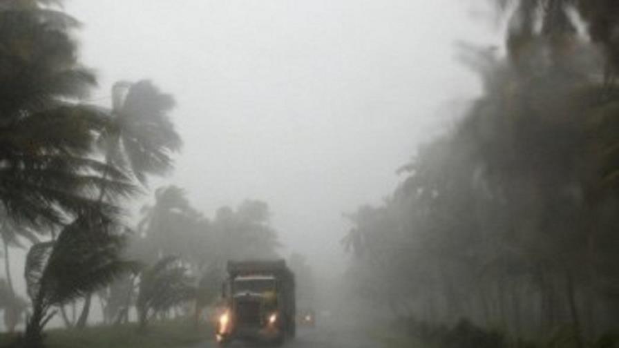 Residentes en Barahona se mantienen alertas por Chantal; caen fuertes aguaceros