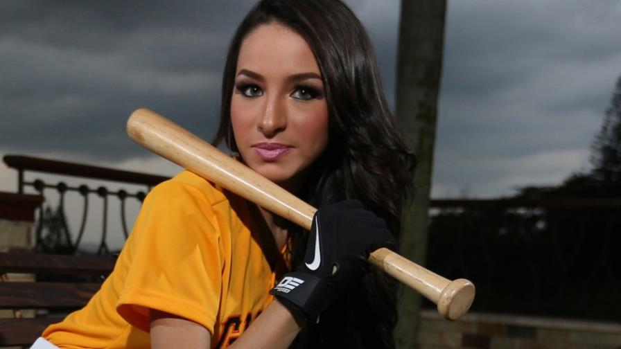 La actriz Kayla Guzmán, madrina de de las Águilas Cibaeñas