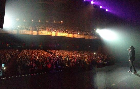 Humor y música le ponen el color a una noche fría en el Alto Manhattan