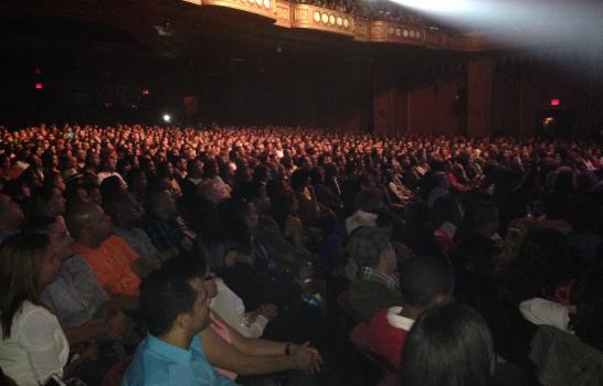 Humor y música le ponen el color a una noche fría en el Alto Manhattan
