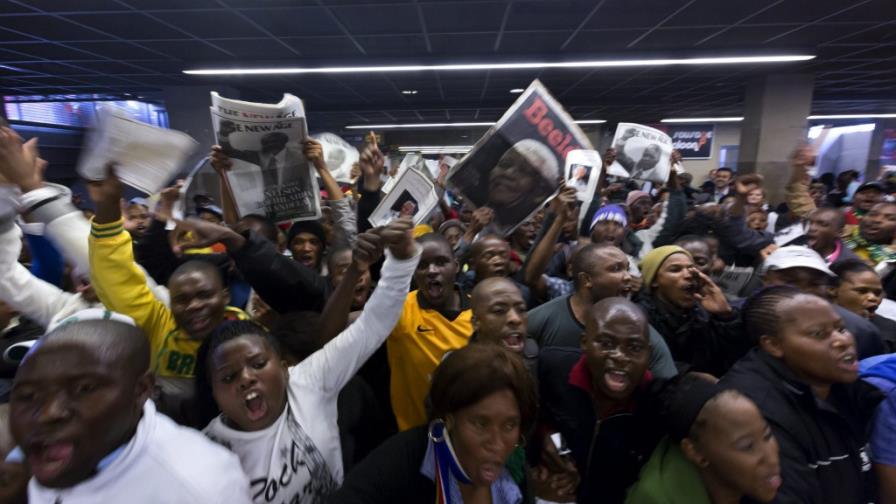 Emotivo adiós a Mandela del pueblo sudafricano, en medio de la lluvia