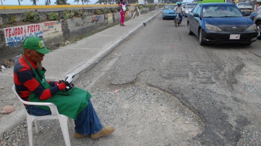 El deterioro de la marginal de la autopista de Las Américas provoca un caos El deterioro de la marginal de la autopista de Las Américas provoca un caos