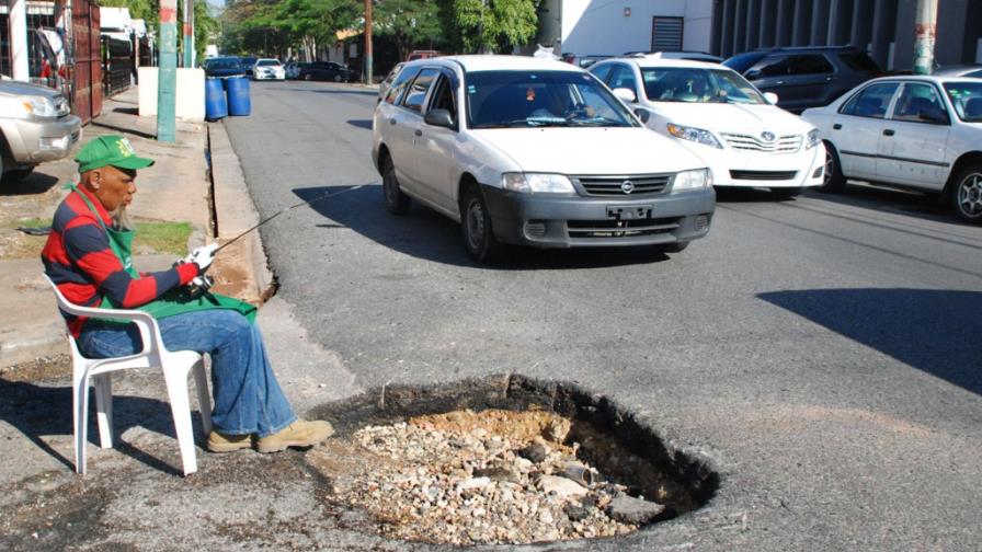 Profundo boquete en la Max Henríquez Ureña