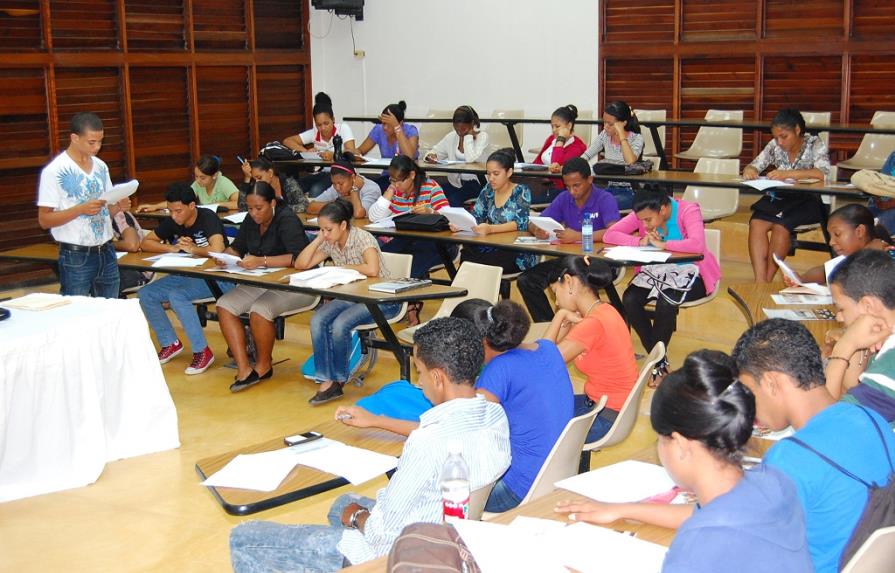Otorgan becas a estudiantes del Cibao para la carrera de Educación