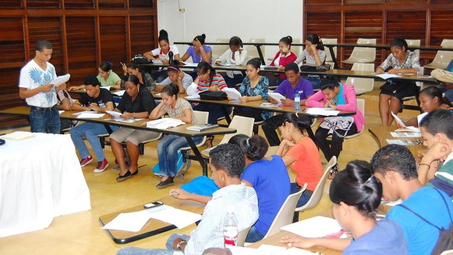 Otorgan becas a estudiantes del Cibao para la carrera de Educación