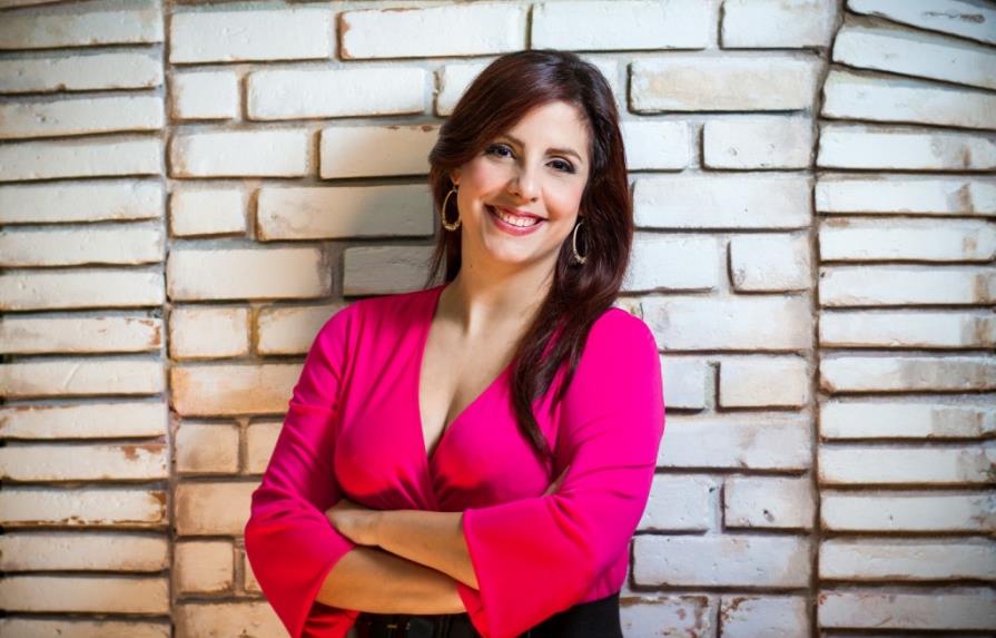 Presentadora de TV Laura Castellanos anuncia que espera un bebé