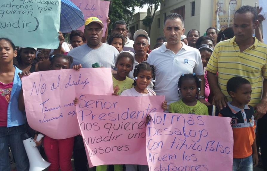 Grupo protesta frente Palacio para neutralizar un desalojo