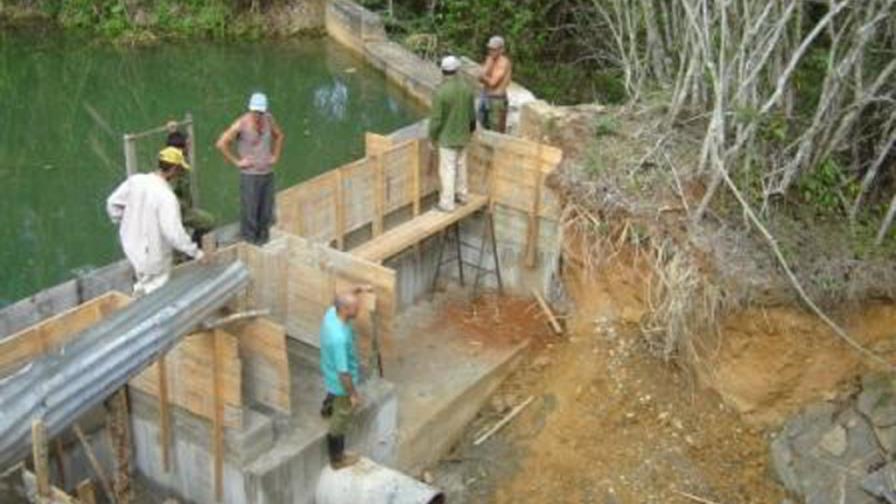 Mini hidroeléctricas cambian la vida a familias campesinas