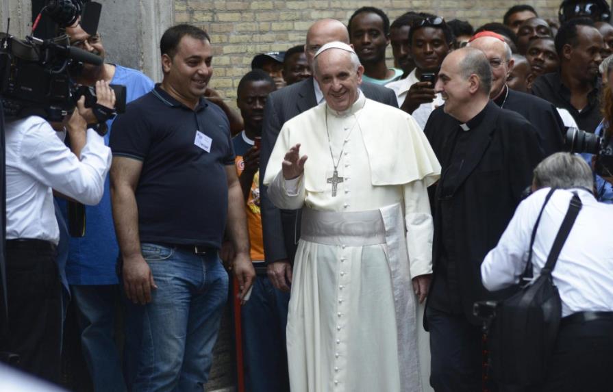 El papa dice que los conventos vacíos deben acoger a los refugiados