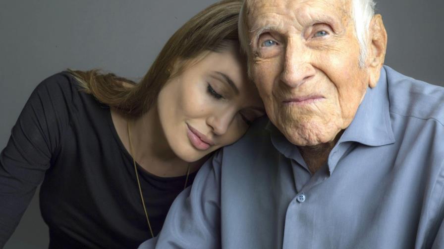 Angelina Jolie posa con Louis Zamperini en la primera imagen de Unbroken