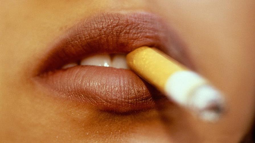 Juez anula ley que prohíbe fumar en parques y playas del estado de Nueva York Juez anula ley que prohíbe fumar en parques y playas del estado de Nueva York