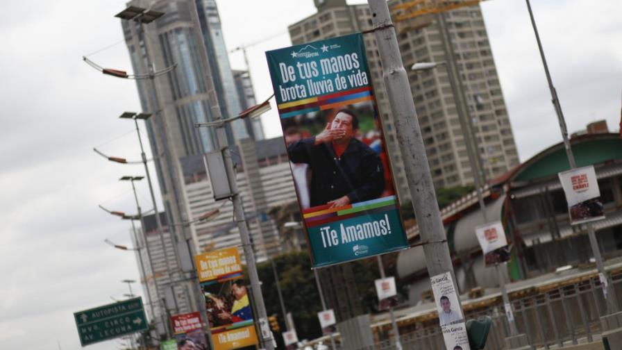 Chávez analiza imágenes de satélite y da órdenes 2 meses después de operación