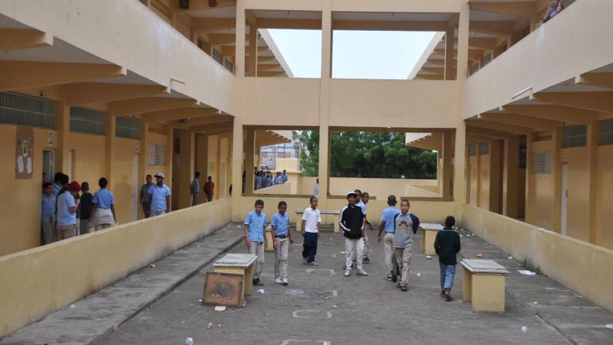 Lanzan bomba al interior de escuela en Santiago