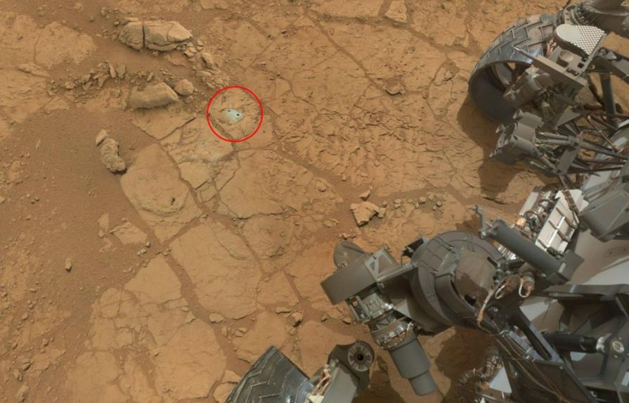 Autorretrato 360 del vehículo marciano Curiosity en el sitio de perforación John Klein