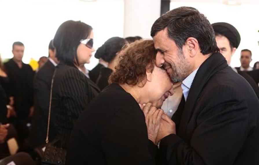 Ahmadinejad criticado por abrazo a madre de Chávez