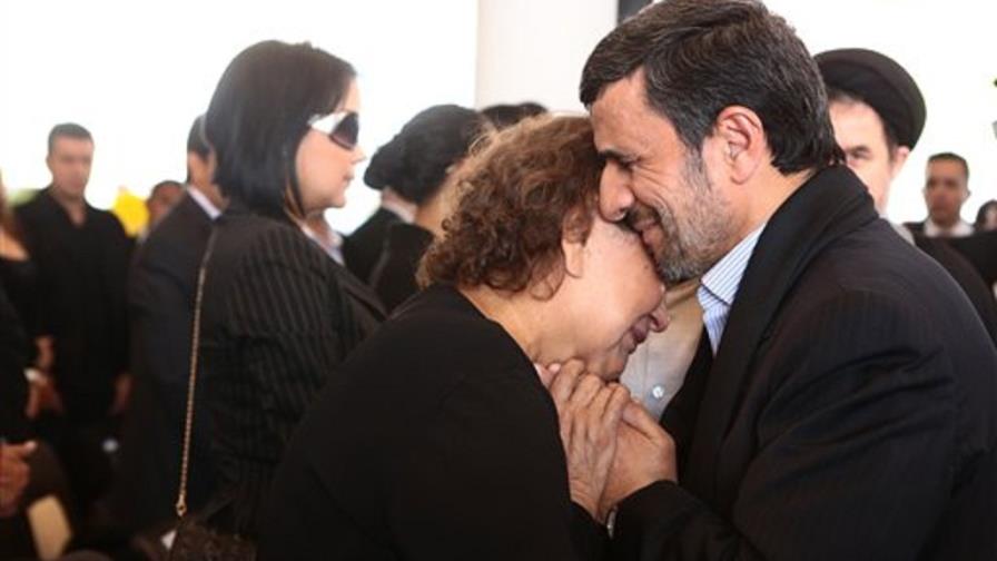 Ahmadinejad criticado por abrazo a madre de Chávez