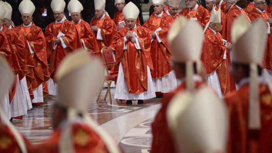 Todos los cardenales están ya en la capilla Sixtina para elegir nuevo papa