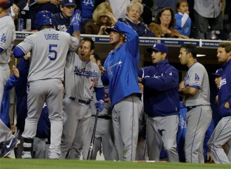 Jonrón de Juan Uribe guía triunfo de los Dodgers