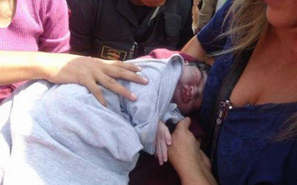 Bebé que nació en una estación peruana de buses viajará gratis de por vida