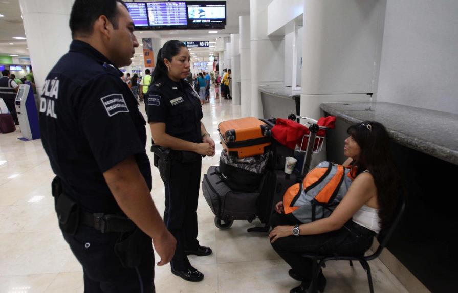 Un familiar recoge a la mujer que vivió 11 días en el aeropuerto de Cancún