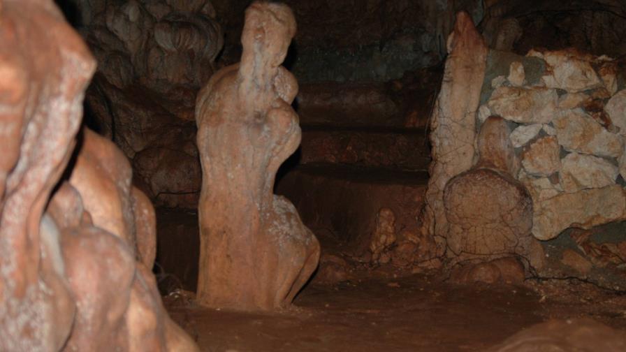 Descubren cueva submarina