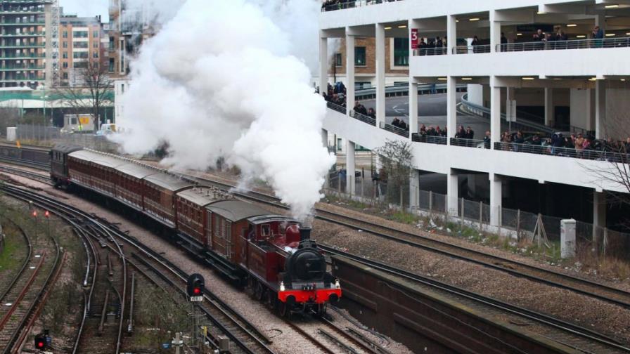 Locomotora a vapor recorre subterráneo de Londres