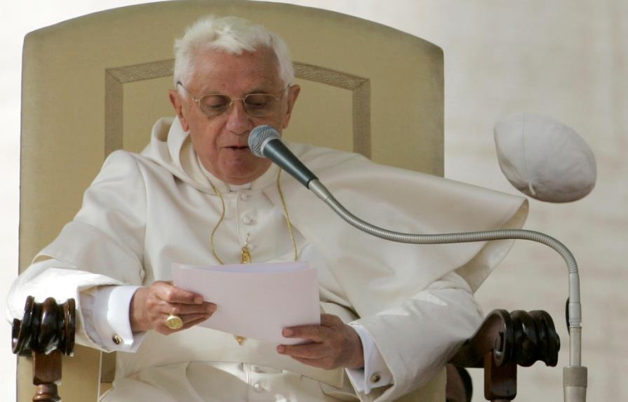 El papa asegura que ha renunciado “por el bien de la Iglesia”