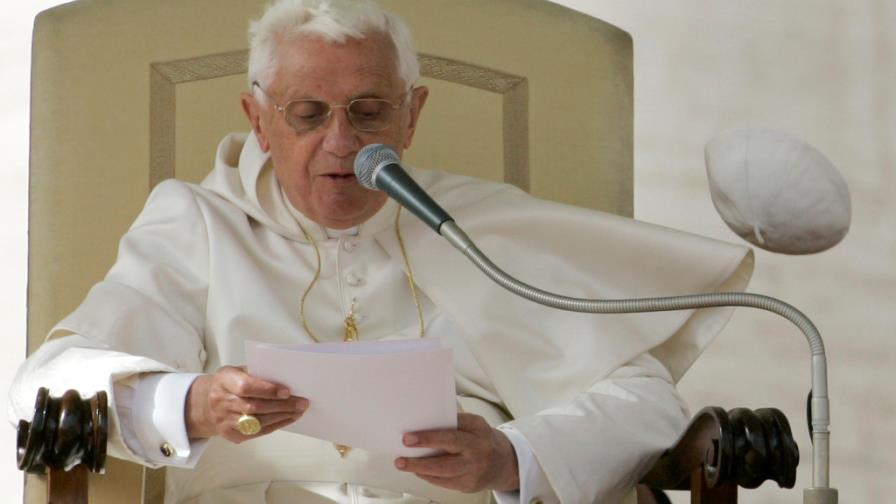 El papa asegura que ha renunciado “por el bien de la Iglesia”