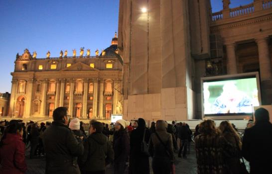 Católicos asisten a última misa del Papa para reafirmar su fe