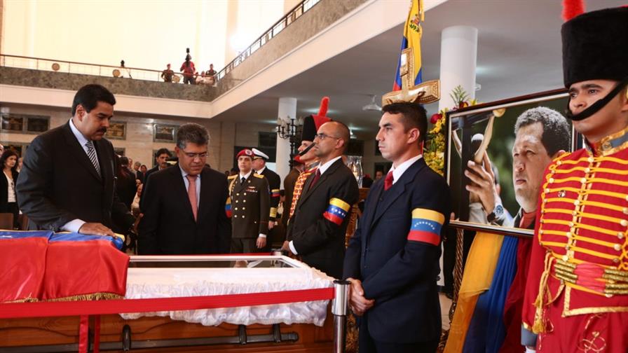 Venezuela, con Chávez aún en capilla ardiente, embarcada en tensión electoral