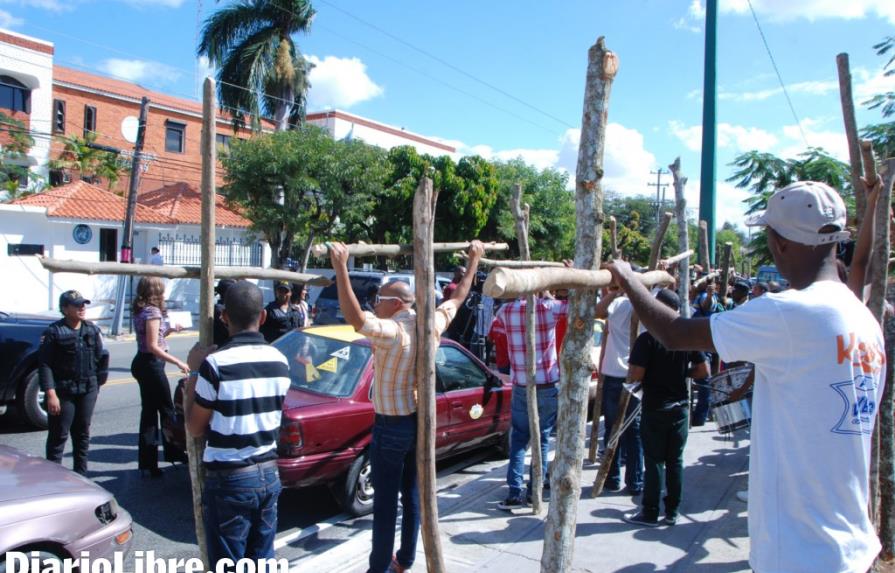 Se crucifican frente al PNUD por Loma Miranda