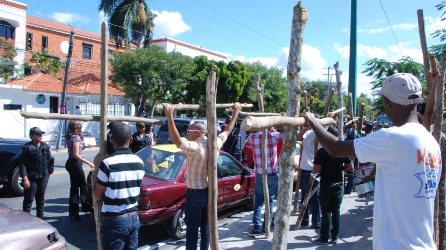 Se crucifican frente al PNUD por Loma Miranda