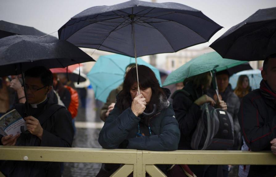 La lluvia no ahoga la expectación en la Plaza de San Pedro del Vaticano