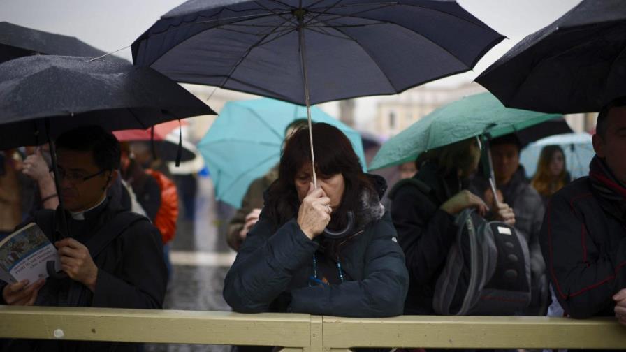 La lluvia no ahoga la expectación en la Plaza de San Pedro del Vaticano