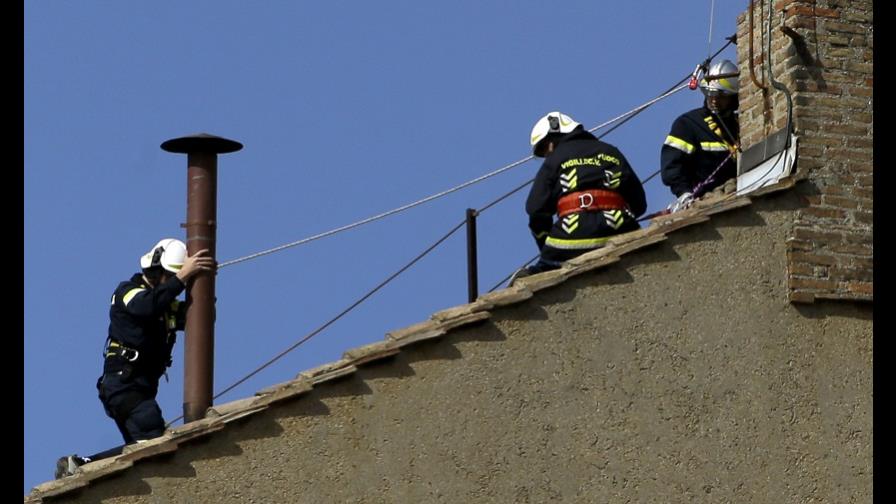 El Vaticano desvela los componentes químicos de la fumata blanca y negra