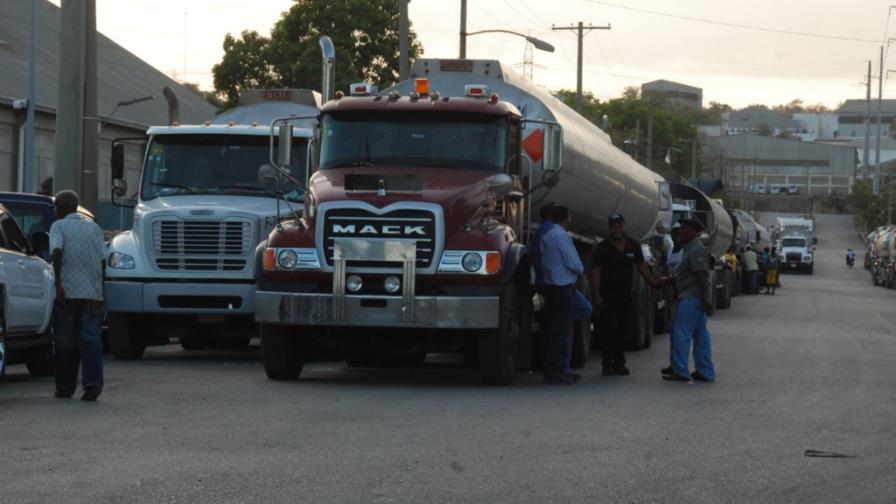 Paro de transportistas amenaza el suministro de combustibles